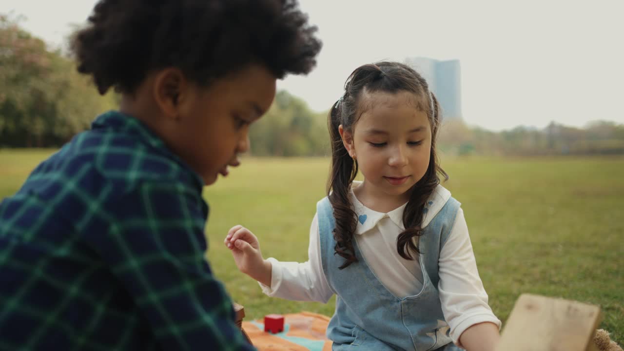 一群小孩子在公园里玩玩具。视频素材