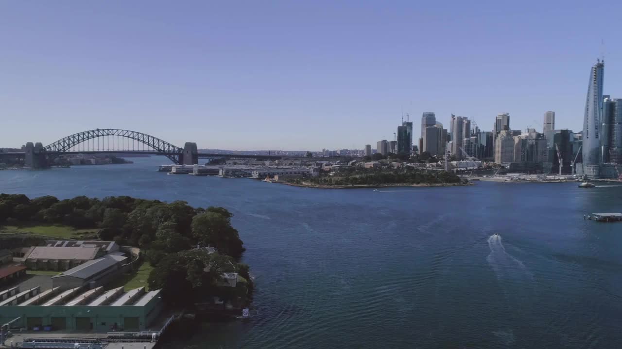 无人机拍摄的悉尼港，包括海港大桥，山羊岛和巴兰加鲁视频素材