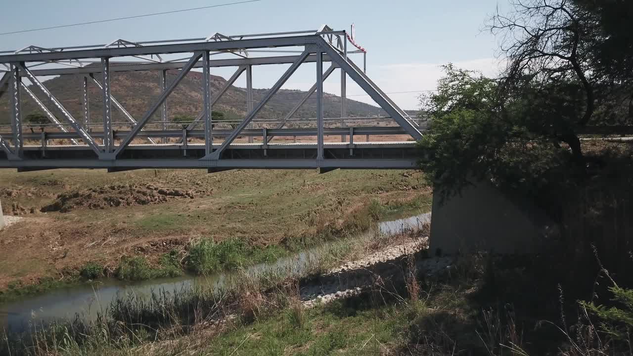 无人机鸟瞰小钢桥南非农村视频素材