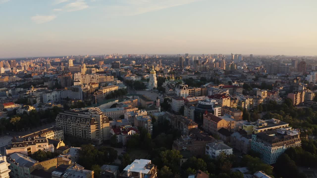 基辅鸟瞰图。市中心附近的美丽街道。视频素材