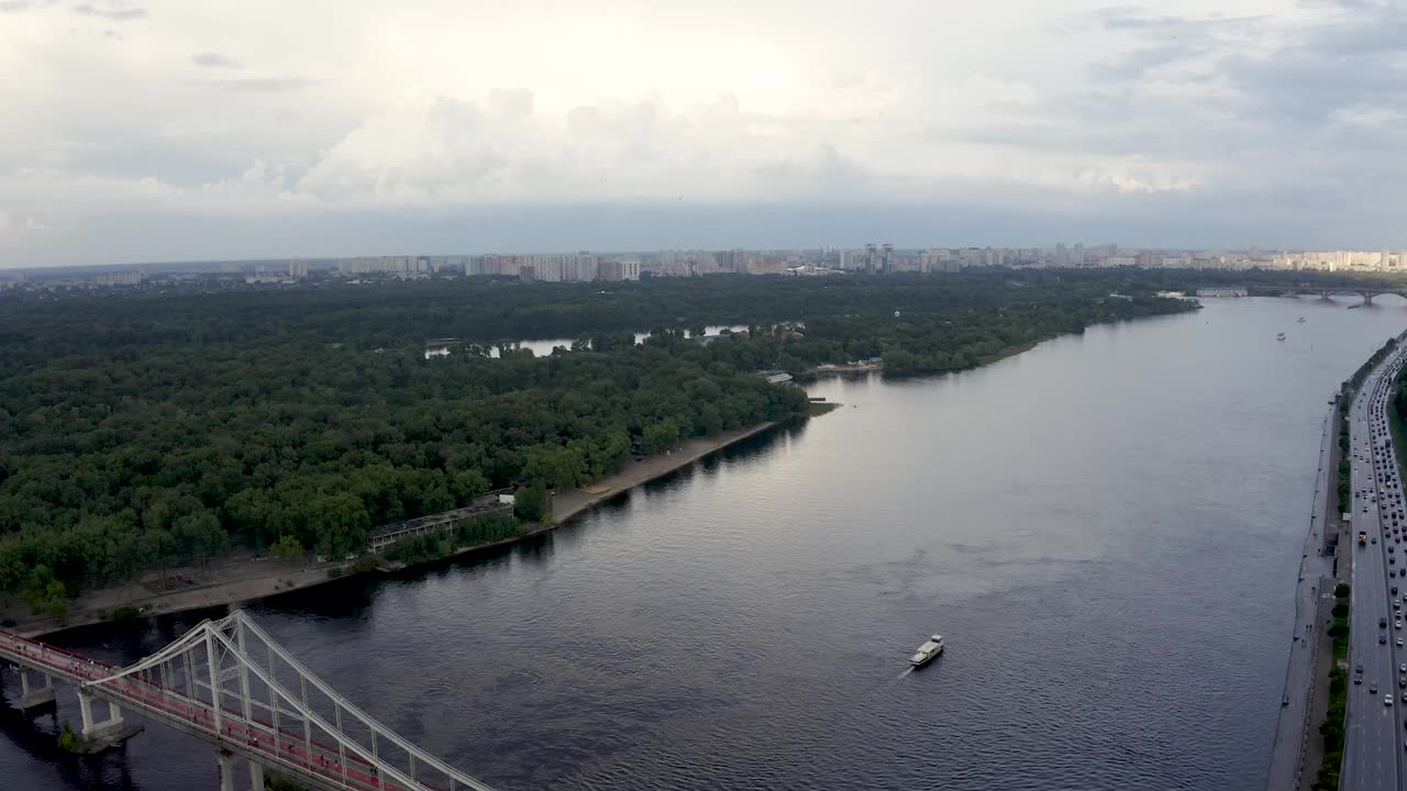 空中俯瞰基辅的日落景象。市中心附近的美丽街道。视频素材