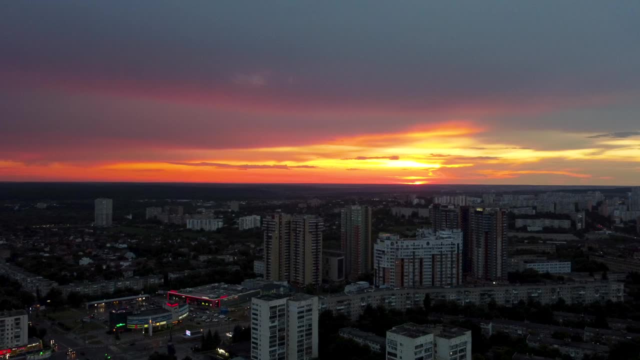 史诗般的空中飞行，日落在城区视频素材