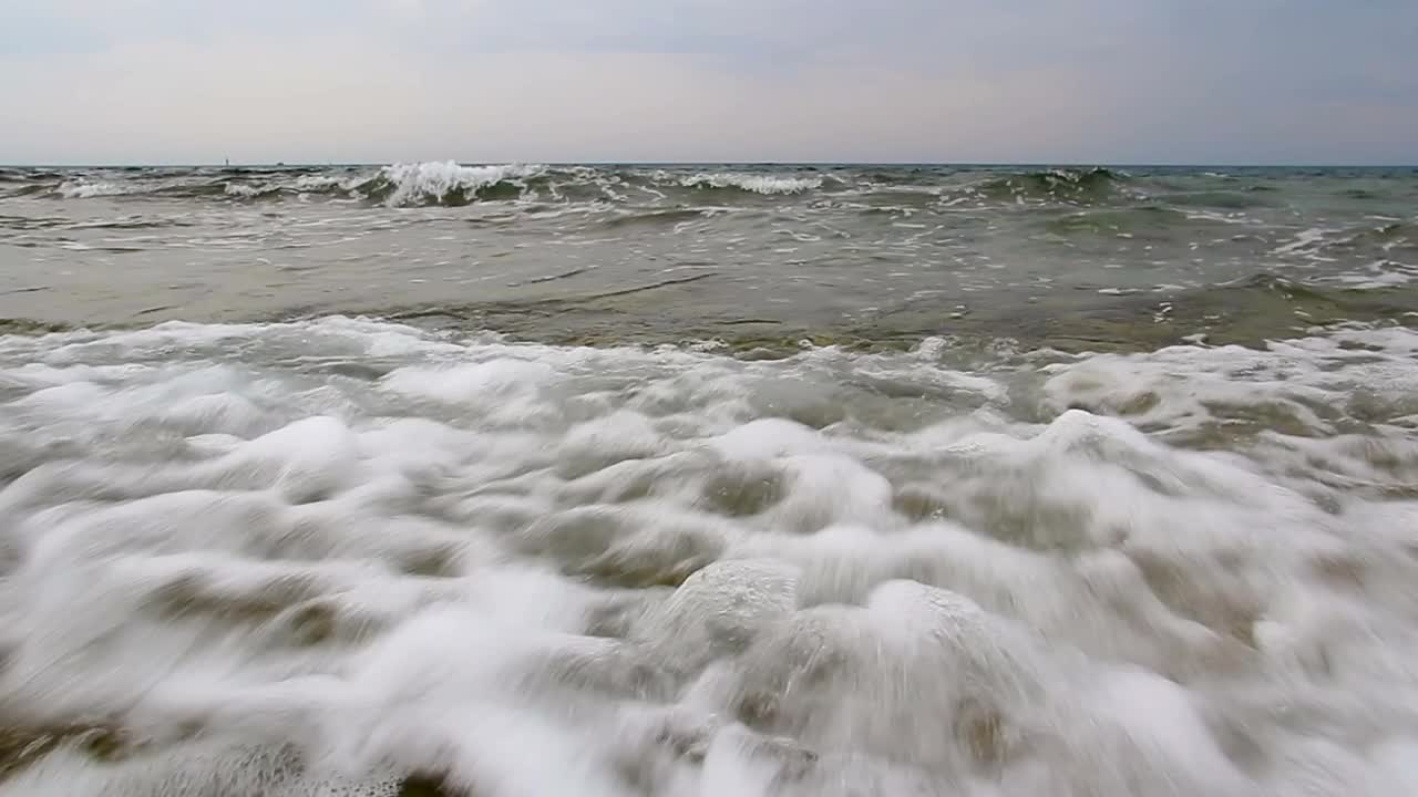 克罗地亚海上波涛汹涌，天空乌云密布。宁静的旅游场景视频素材