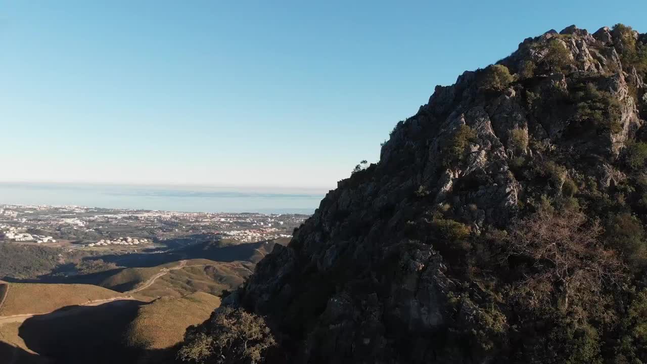 无人驾驶飞机飞过以大海为背景的山脉视频素材