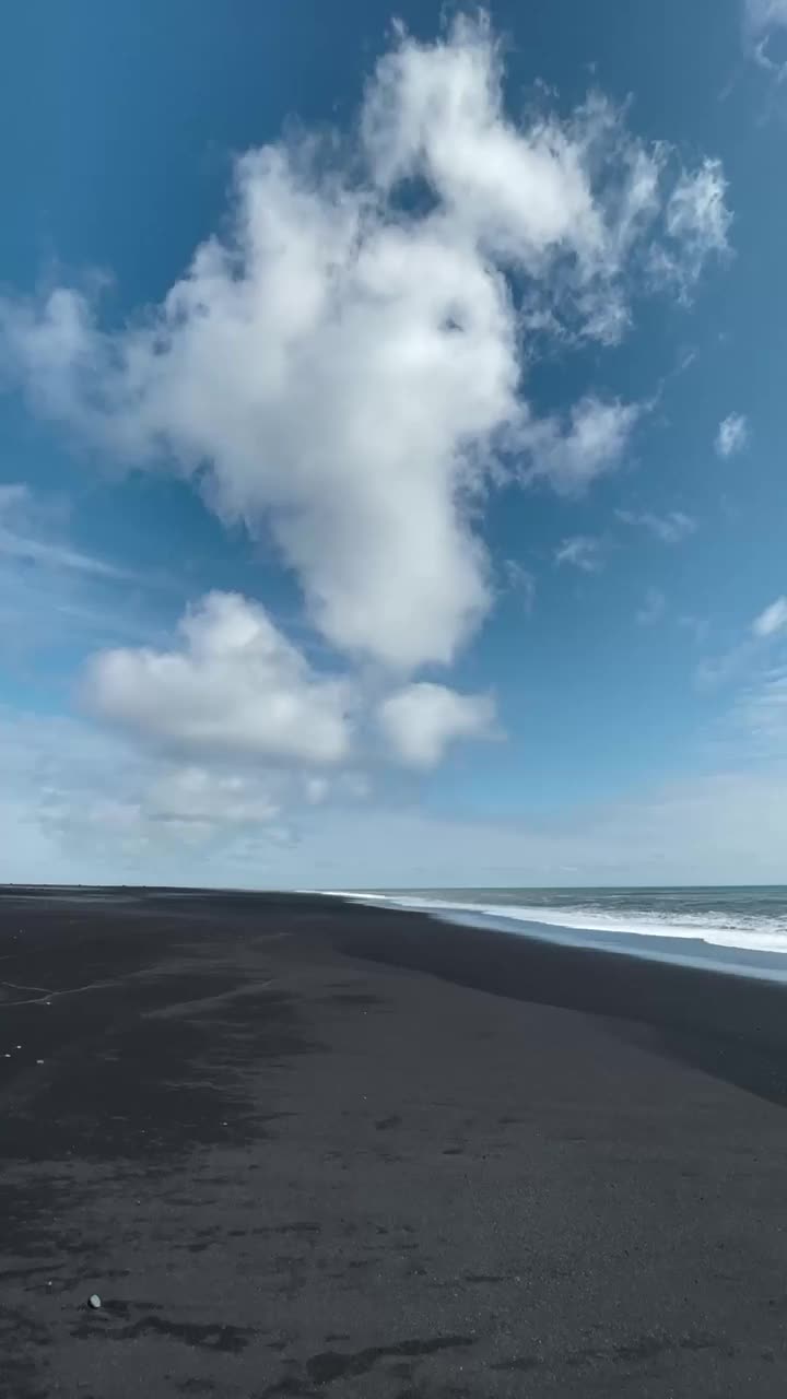 宽镜头的冰川蓝色河流流经郁郁葱葱的绿色苔藓覆盖的峡谷。视频素材