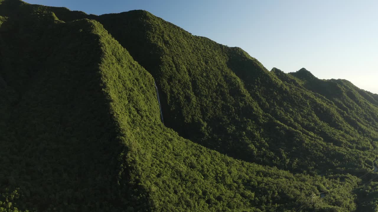 葡萄牙亚速尔群岛山脉景观的鸟瞰图。视频素材