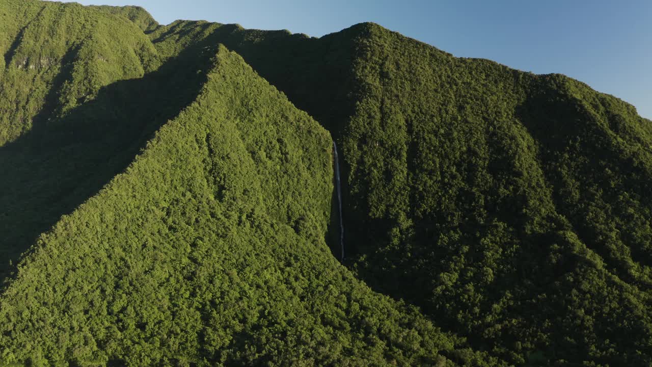 葡萄牙亚速尔群岛山脉景观的鸟瞰图。视频素材