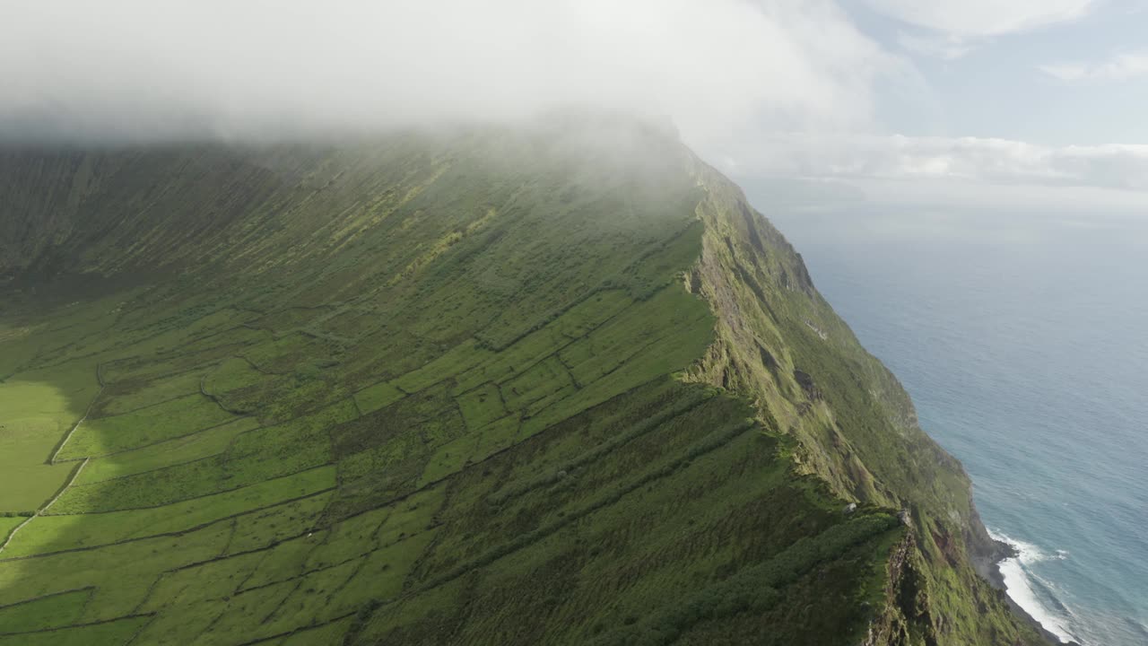 葡萄牙亚速尔群岛科沃岛海岸线上的卡代罗的鸟瞰图。视频素材