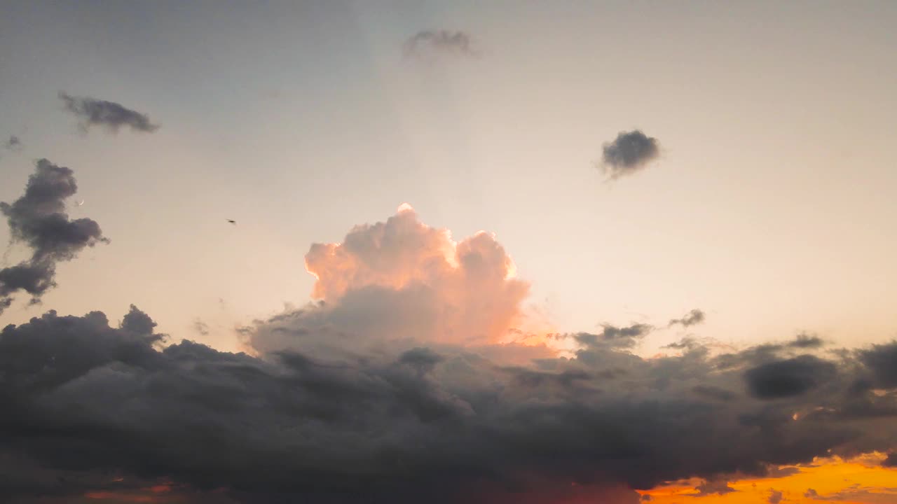 一幅黄昏天空的全景图，阳光下有美丽的灰色云朵。视频素材