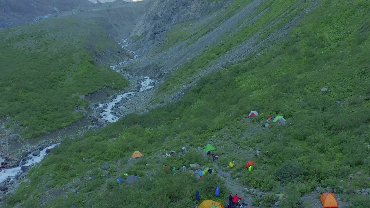 山麓营地的登山者帐篷的鸟瞰图。视频素材