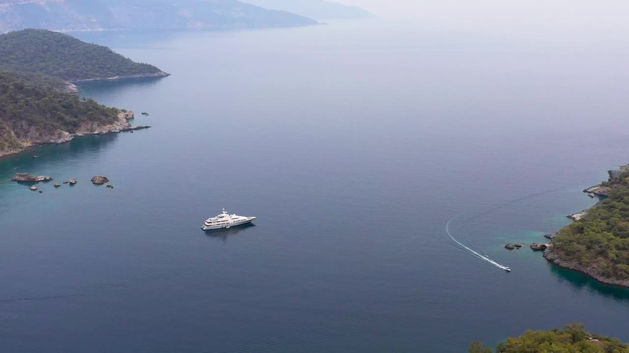 土耳其费提耶戈切克海湾的豪华游艇鸟瞰图视频素材