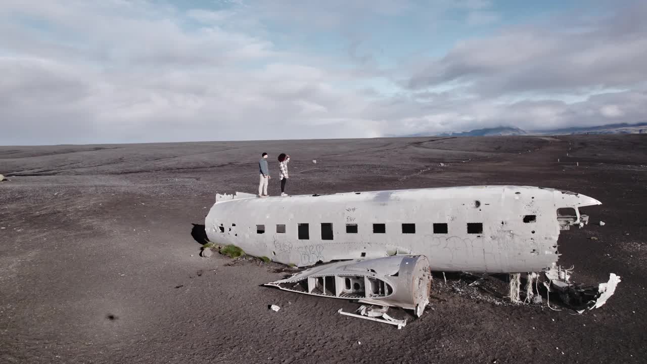 航拍旅客在飞机失事顶部和多云天空的背景视频素材