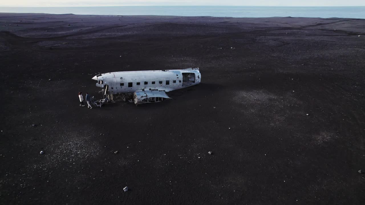 两名旅行者在Solheimasandur外旅行的惊人无人机拍摄视频素材