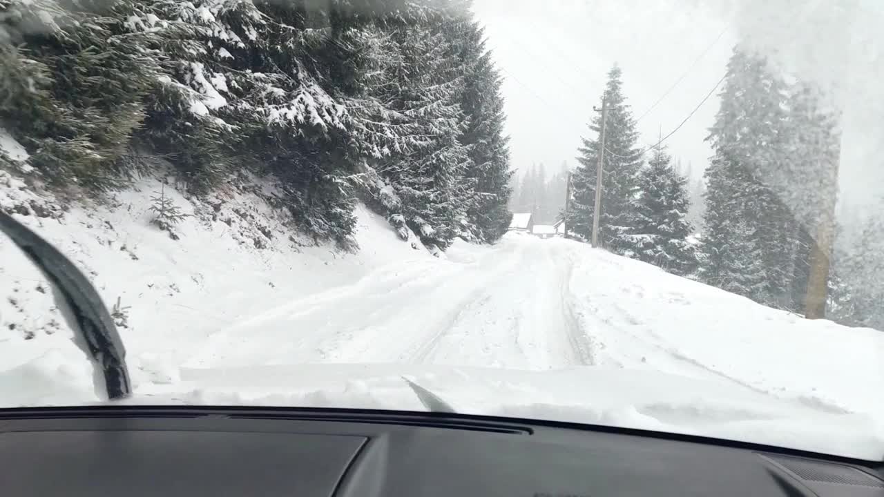 开车经过被雪覆盖的山路视频素材