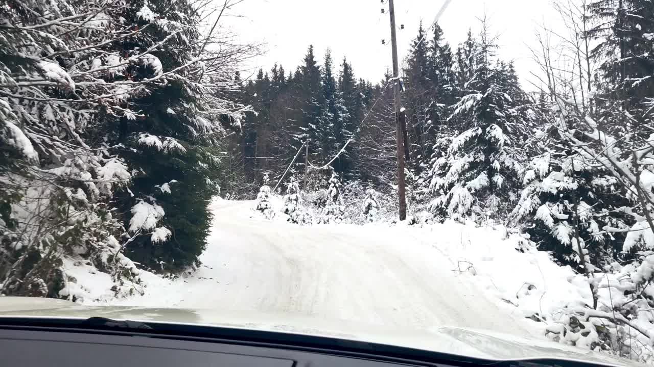 开车经过被雪覆盖的山路视频素材