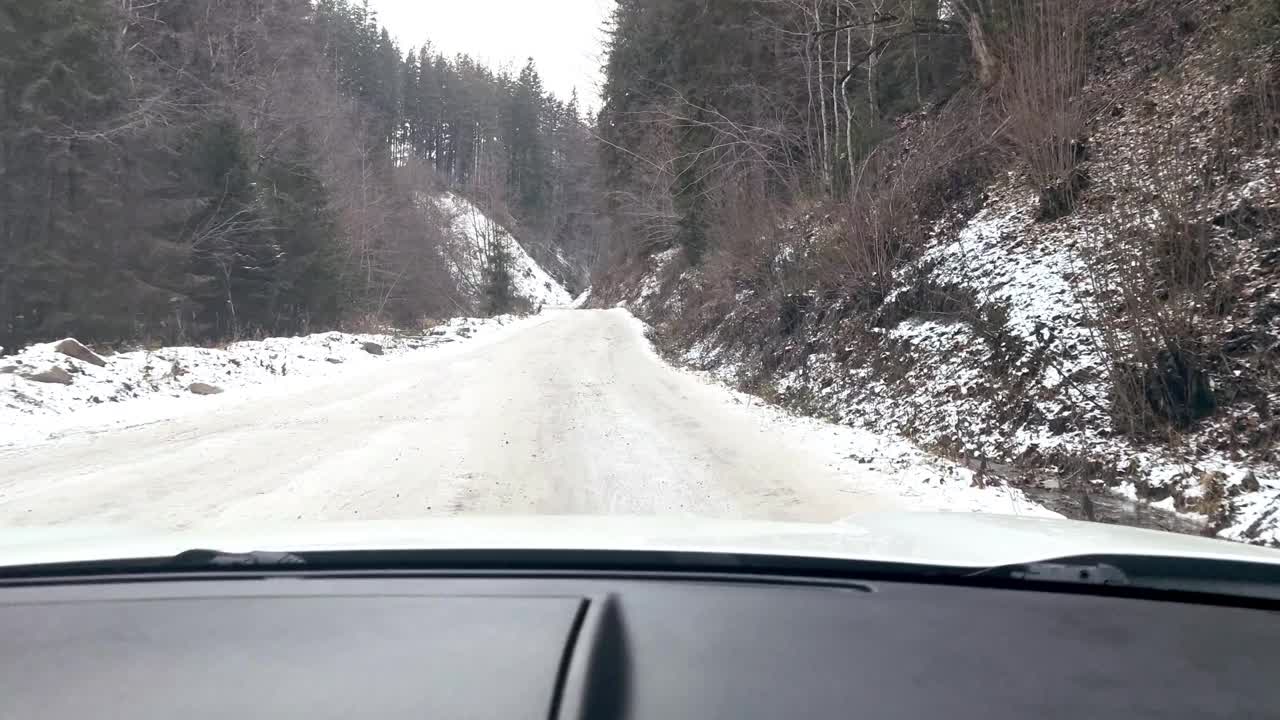 开车经过被雪覆盖的山路视频素材