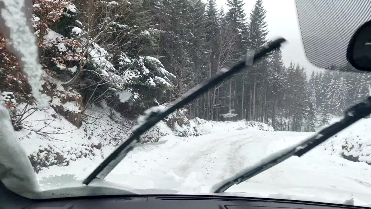 开车经过被雪覆盖的山路视频素材