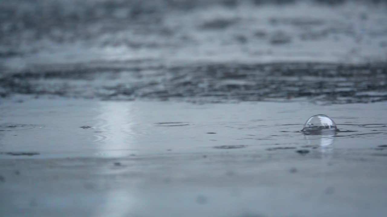 雨落在路上慢动作卡车拍摄视频素材