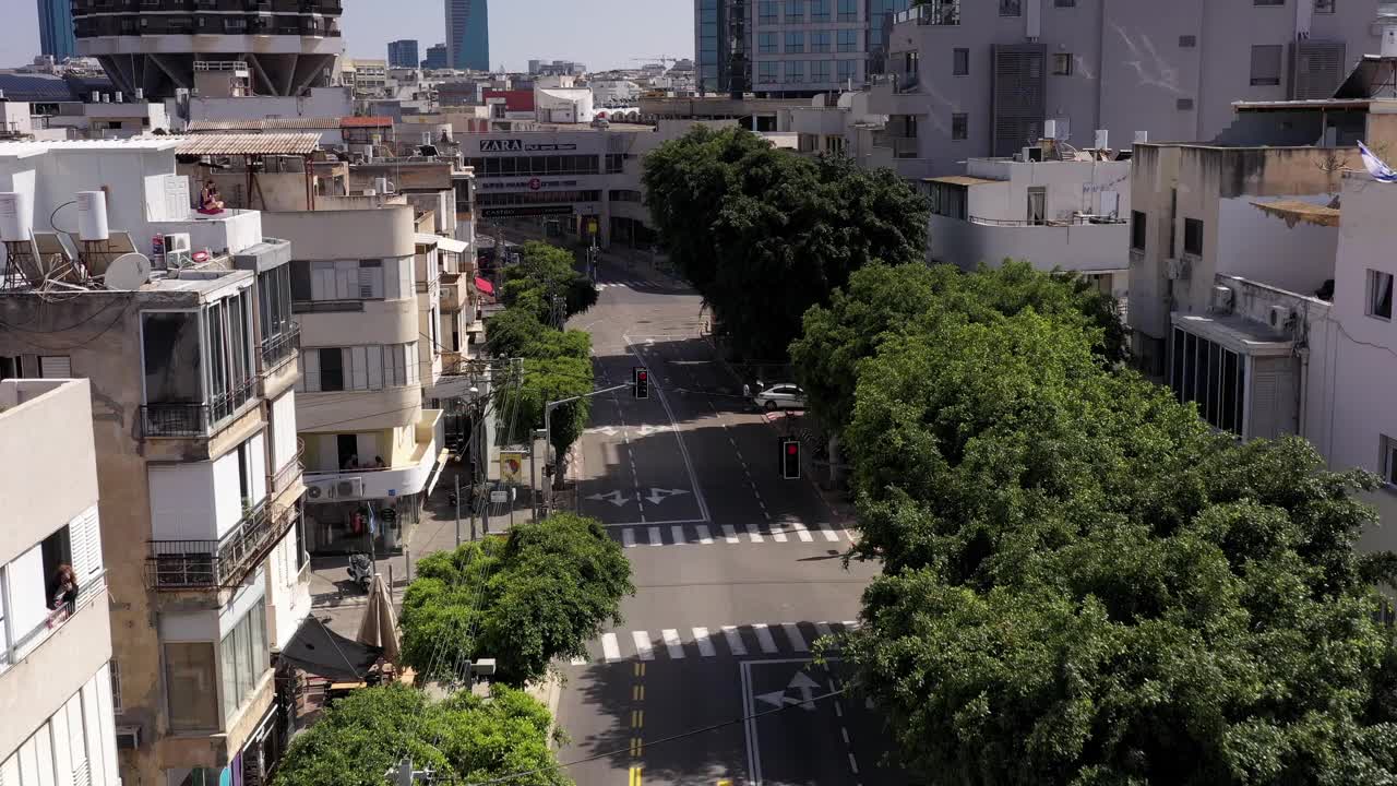 特拉维夫城市的道路和街道和交通，空中视频素材