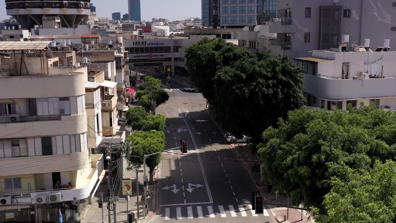 特拉维夫城市的道路和街道和交通，空中视频素材