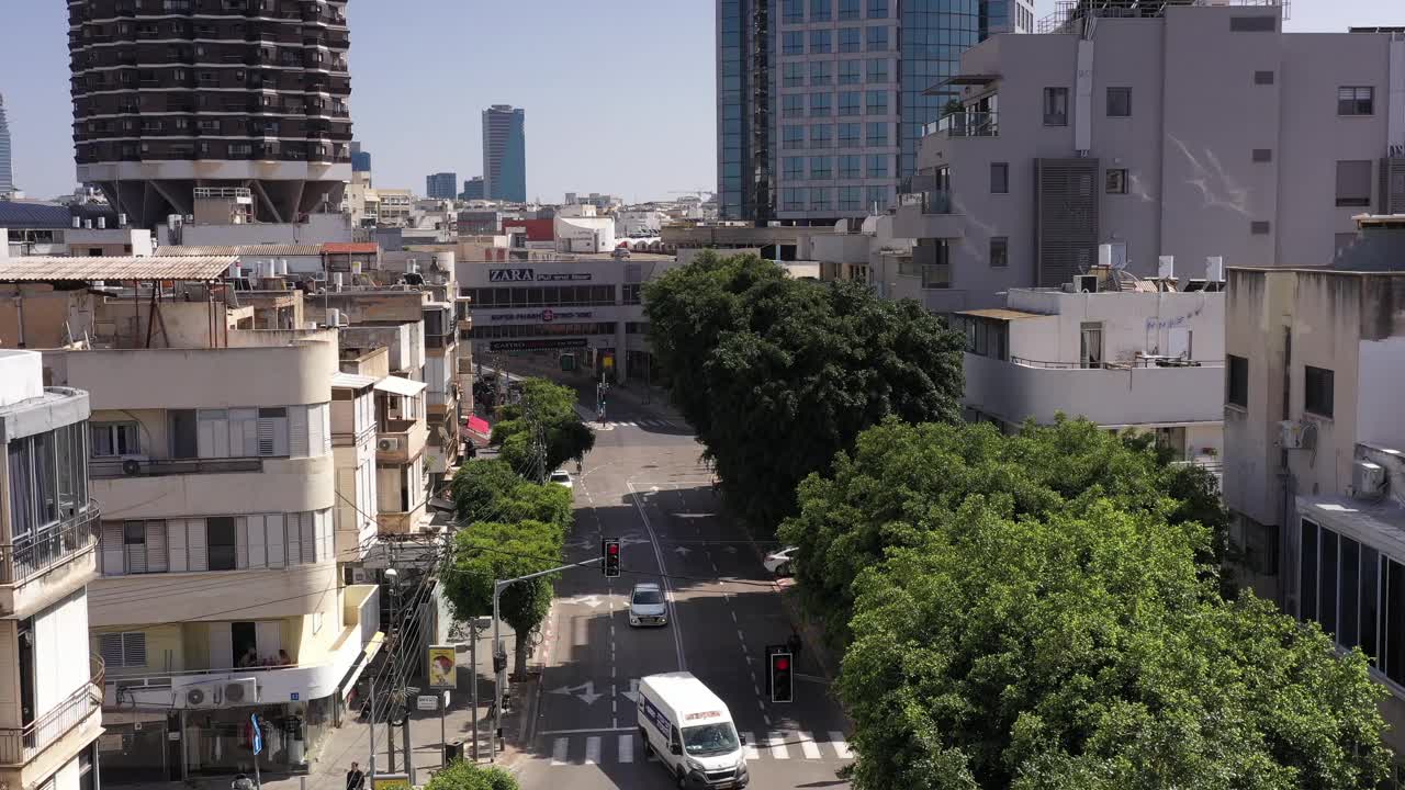 特拉维夫城市的道路和街道和交通，空中视频素材