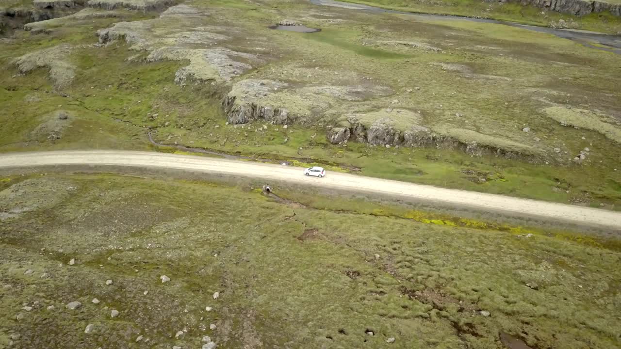 汽车行驶在冰岛山景公路，鸟瞰图视频素材