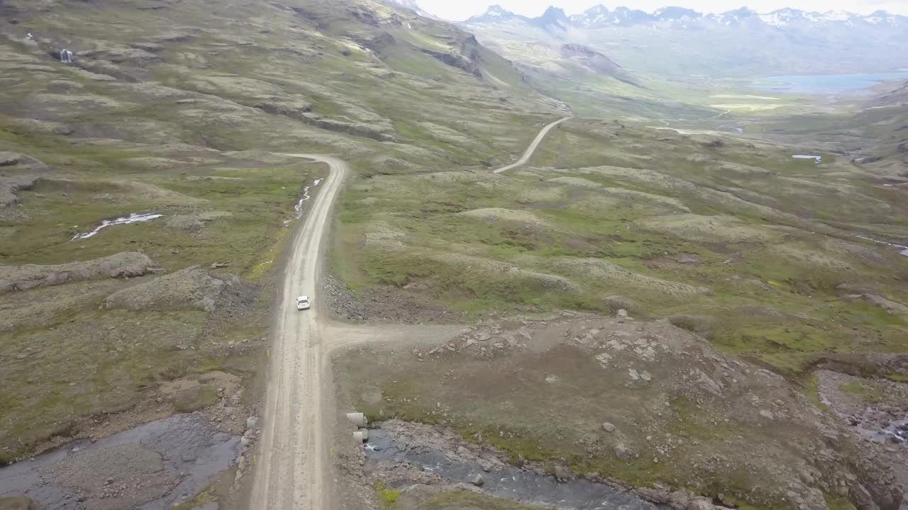 汽车行驶在冰岛山景公路，鸟瞰图视频素材