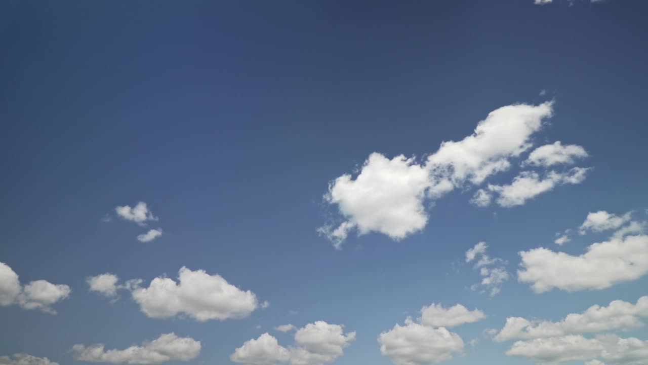 天空随着时间流逝，白云和蓝天。视频下载