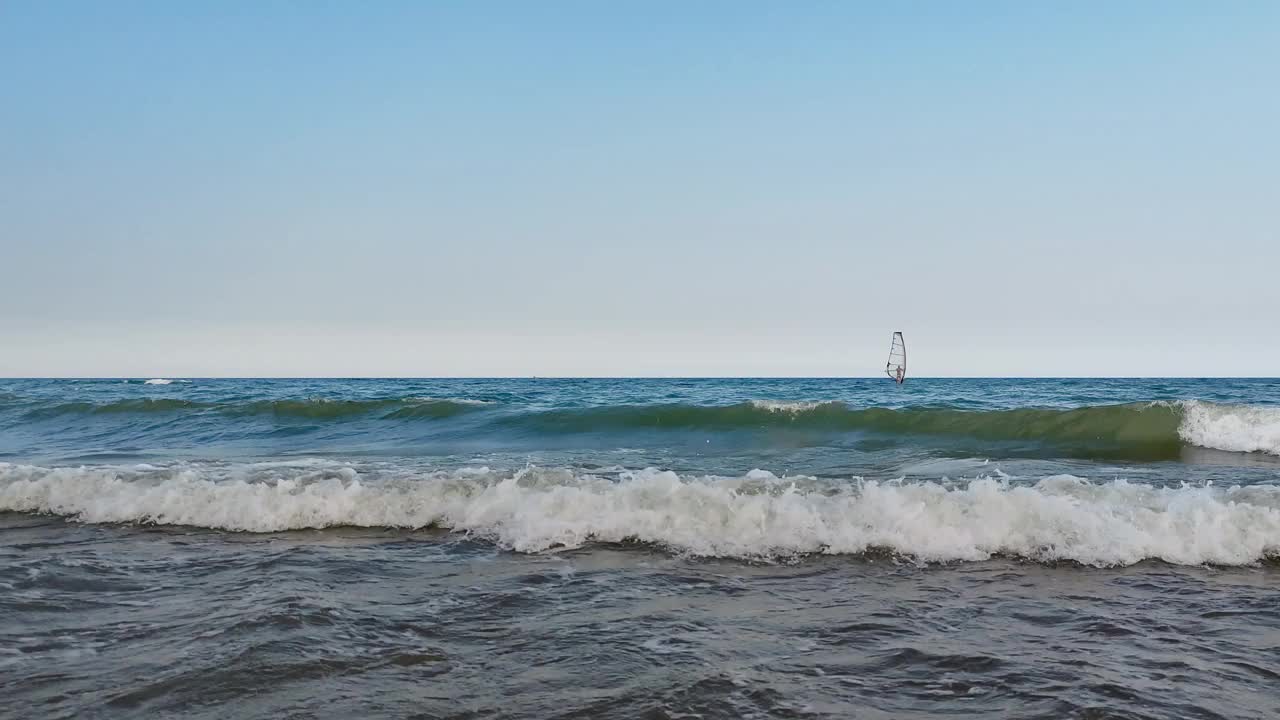 海浪拍打着海岸。视频下载