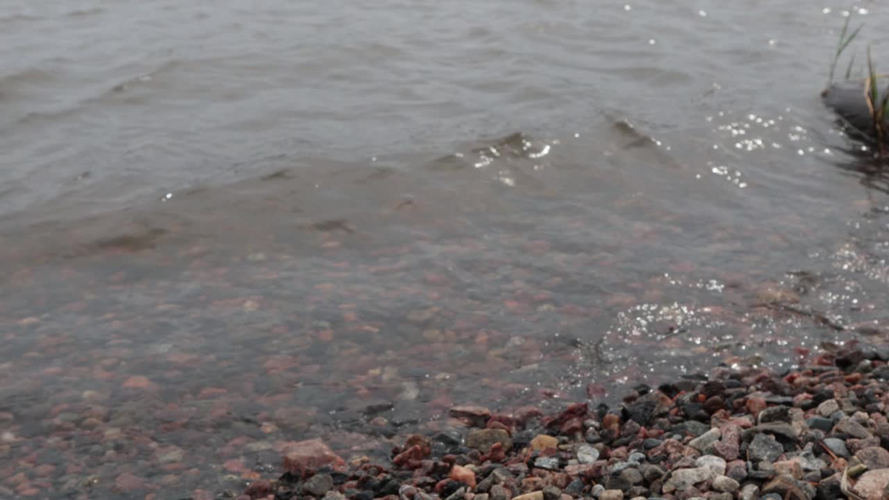 海浪抚慰着海滩视频下载