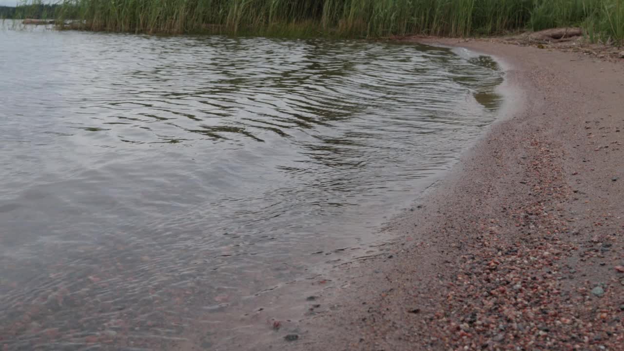 美丽的波浪汹涌地拍打着海滩视频下载