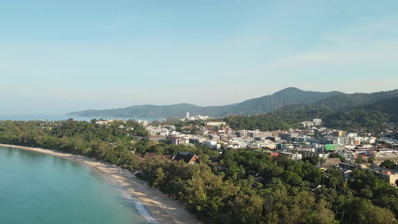 鸟瞰卡塔海滩，普吉岛和大海在夏天，和城市与蓝天旅游背景，安达曼海，泰国。视频素材