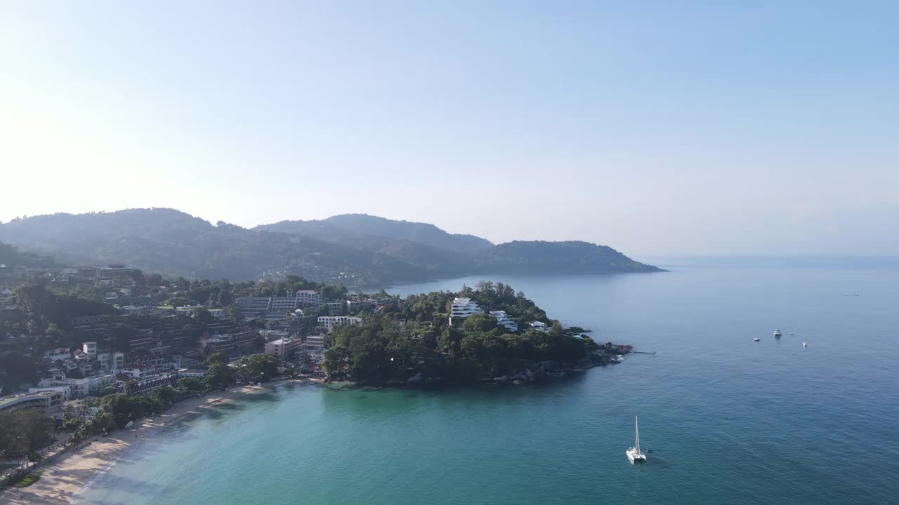 鸟瞰卡塔海滩，普吉岛和大海在夏天，和城市与蓝天旅游背景，安达曼海，泰国。视频素材