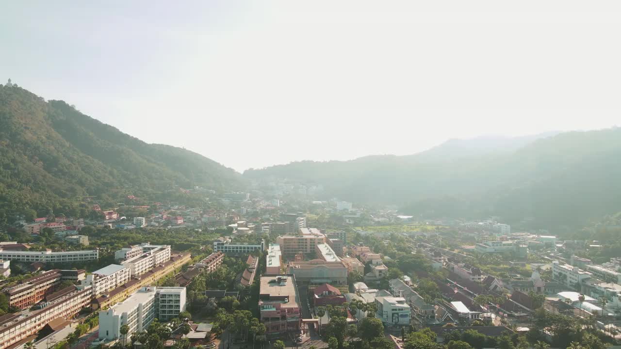 鸟瞰卡塔海滩，普吉岛和大海在夏天，和城市与蓝天旅游背景，安达曼海，泰国。视频素材