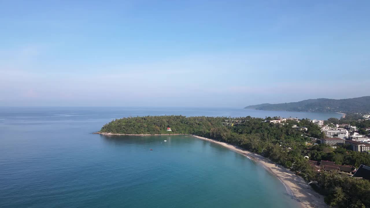 鸟瞰卡塔海滩，普吉岛和大海在夏天，和城市与蓝天旅游背景，安达曼海，泰国。视频素材