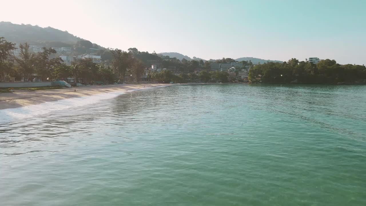 鸟瞰卡塔海滩，普吉岛和大海在夏天，和城市与蓝天旅游背景，安达曼海，泰国。视频素材