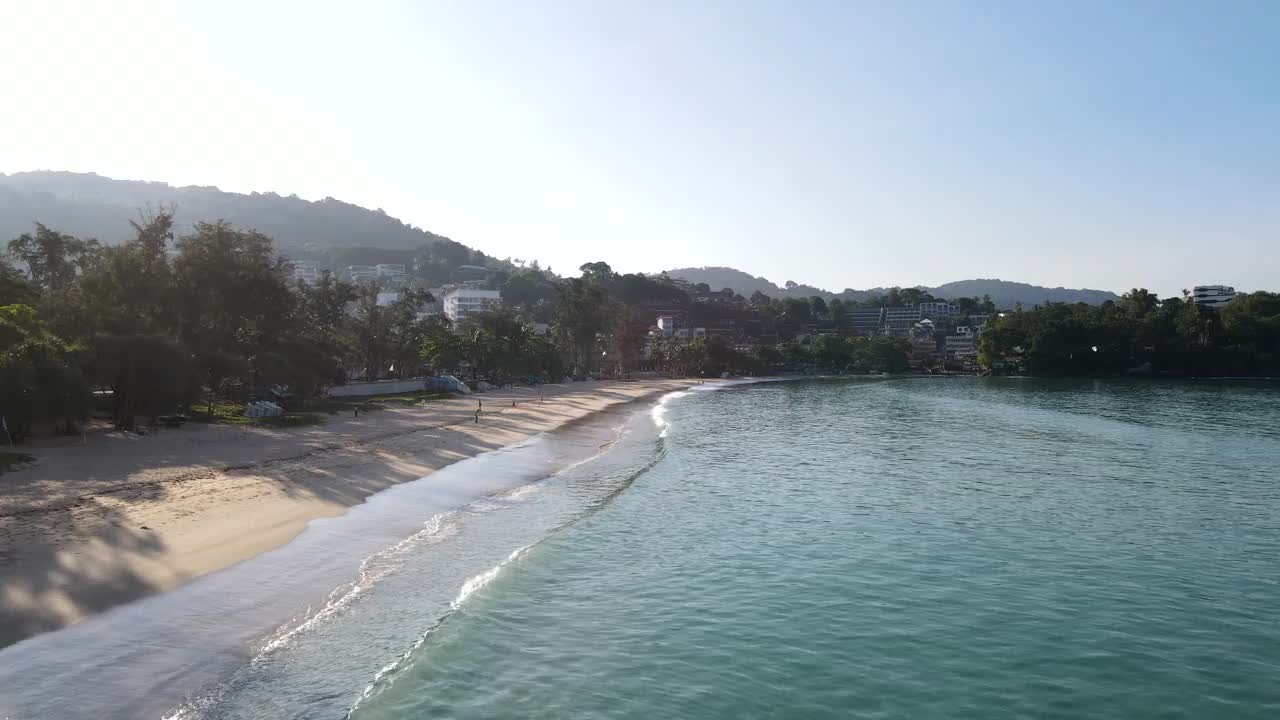 鸟瞰卡塔海滩，普吉岛和大海在夏天，和城市与蓝天旅游背景，安达曼海，泰国。视频素材