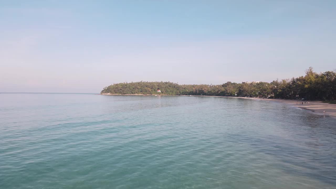 鸟瞰卡塔海滩，普吉岛和大海在夏天，和城市与蓝天旅游背景，安达曼海，泰国。视频素材