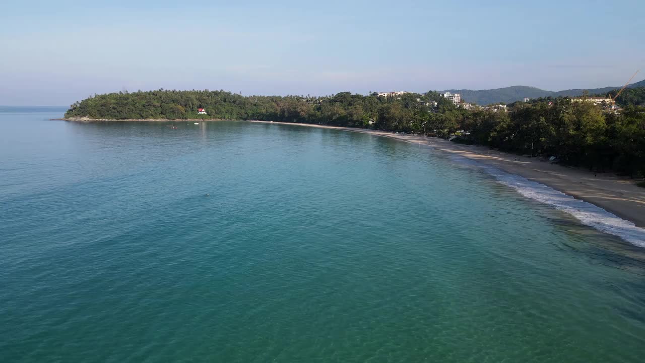 鸟瞰卡塔海滩，普吉岛和大海在夏天，和城市与蓝天旅游背景，安达曼海，泰国。视频素材