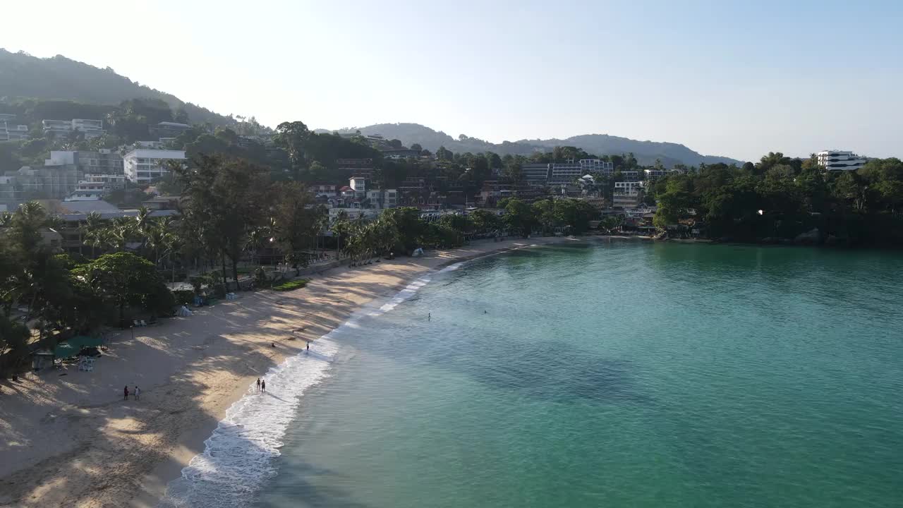 鸟瞰卡塔海滩，普吉岛和大海在夏天，和城市与蓝天旅游背景，安达曼海，泰国。视频素材