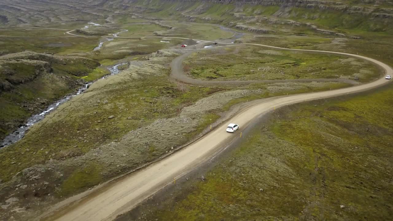 汽车行驶在冰岛山景公路，鸟瞰图视频素材