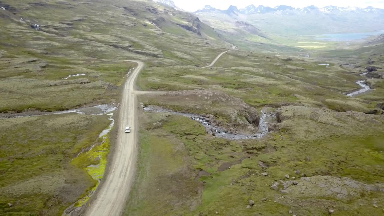 汽车行驶在冰岛山景公路，鸟瞰图视频素材