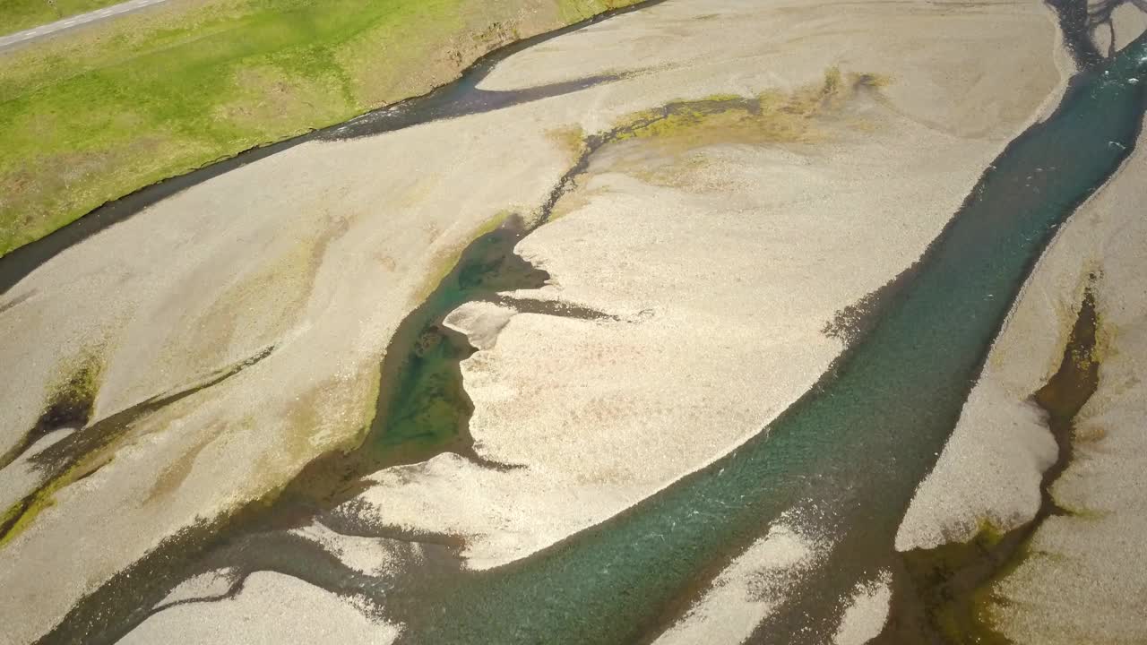 俯瞰冰岛的河流和峡谷视频素材