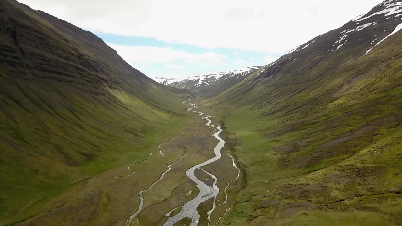 鸟瞰河流和峡谷与山脉，冰岛视频素材