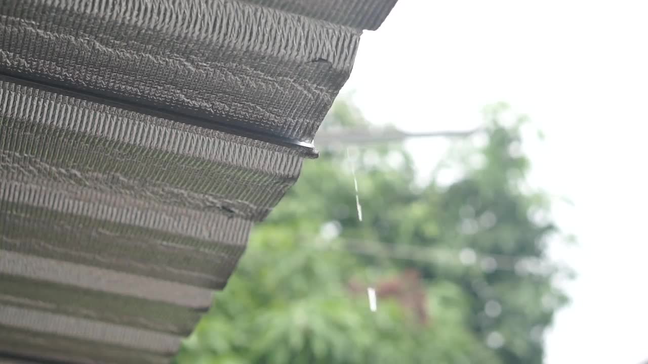 雨点从屋顶落下视频素材