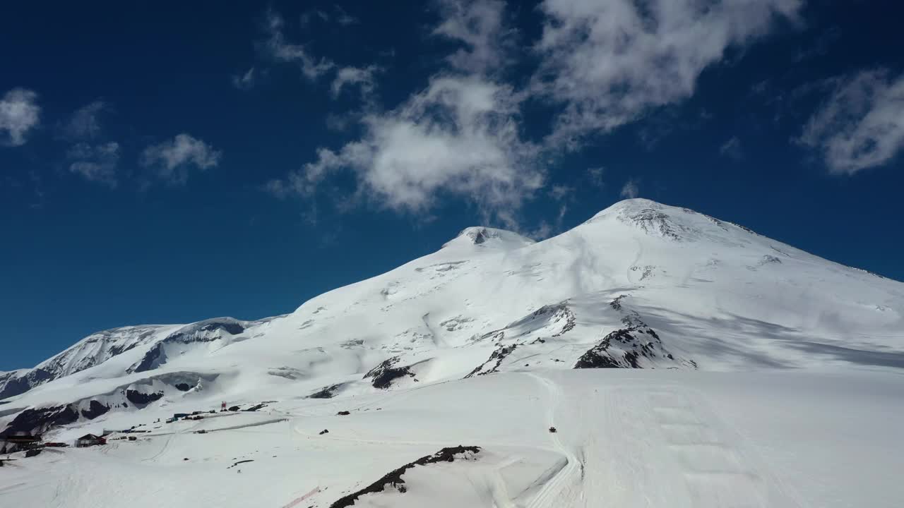 飞越俄罗斯北高加索山脉埃尔布鲁士山脉的美景。它位于高加索山脉的西部，是高加索山脉的最高峰。视频素材