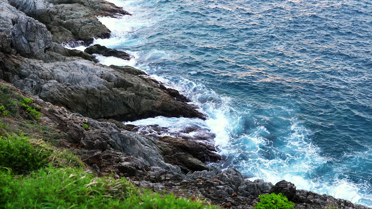 有岩石、海岸和海浪的海景视频下载