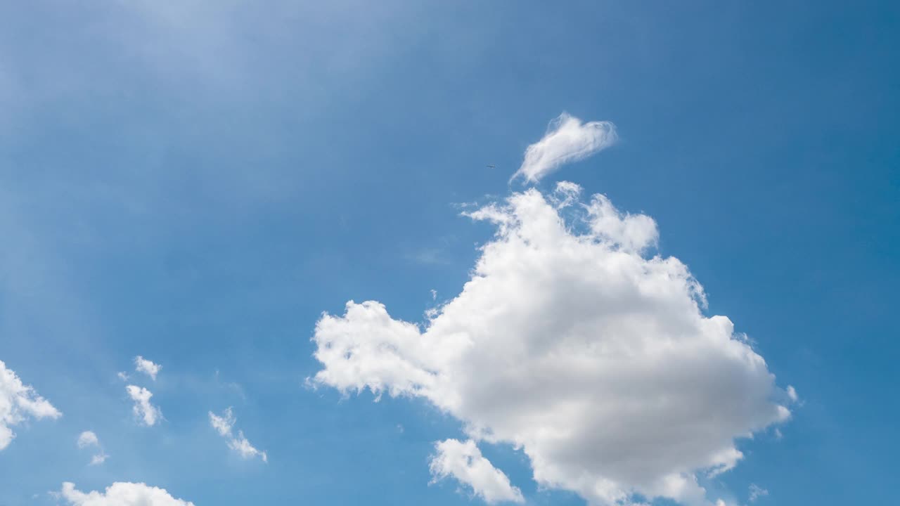 时光流逝，夏天蓝天白云，天际线明亮，云朵美丽。时间流逝全景蓝天云天在日光下与复制空间。Cloudscape晴天。视频素材