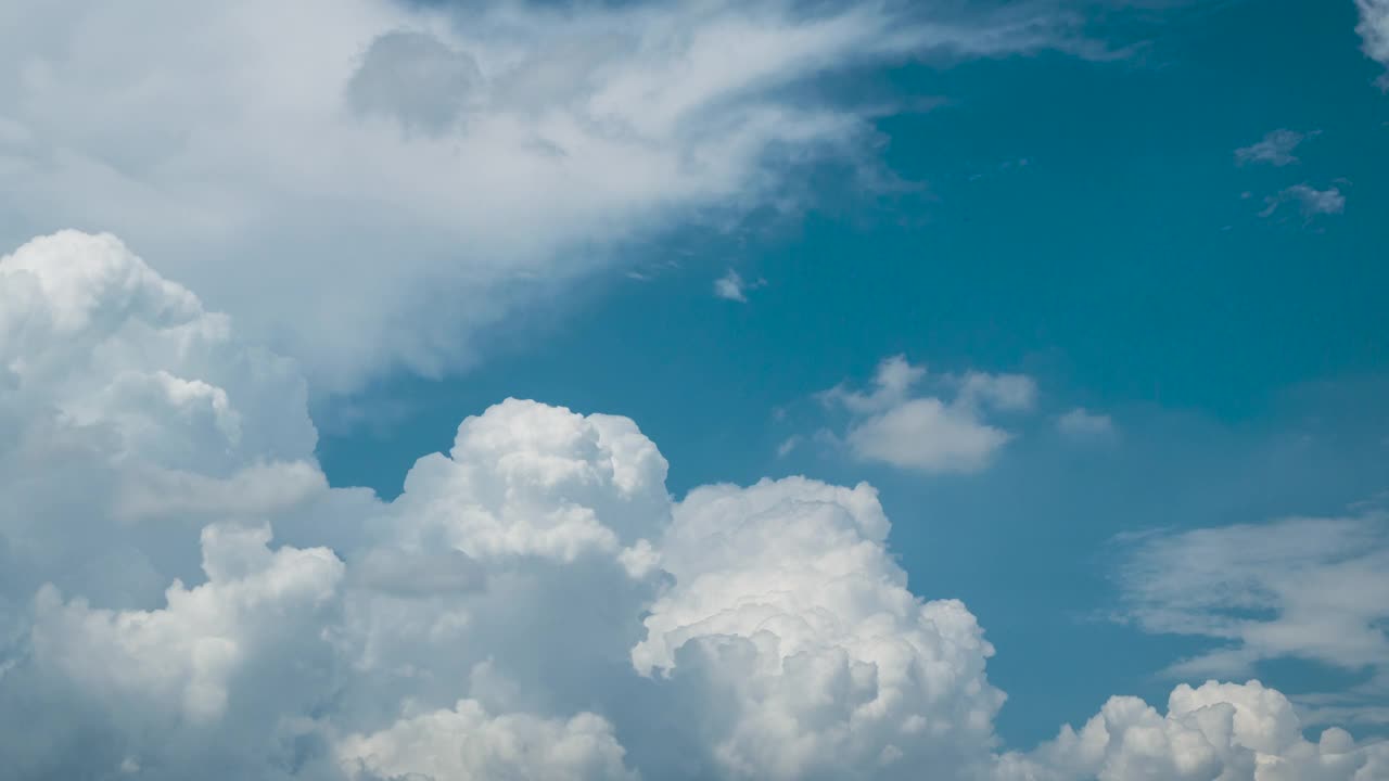 时光流逝，夏天蓝天白云，天际线明亮，云朵美丽。时间流逝全景蓝天云天在日光下与复制空间。Cloudscape晴天。视频素材