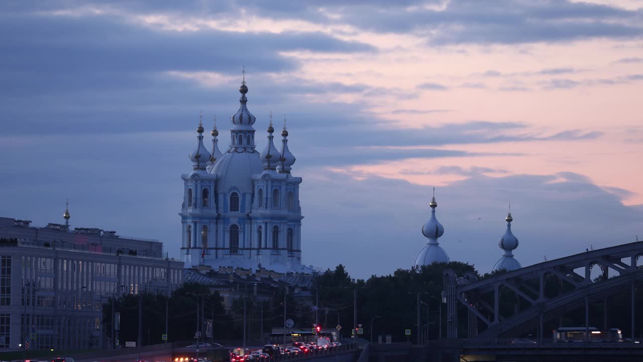 Smolny大教堂和Bolsheokhtinsky桥的景色视频素材